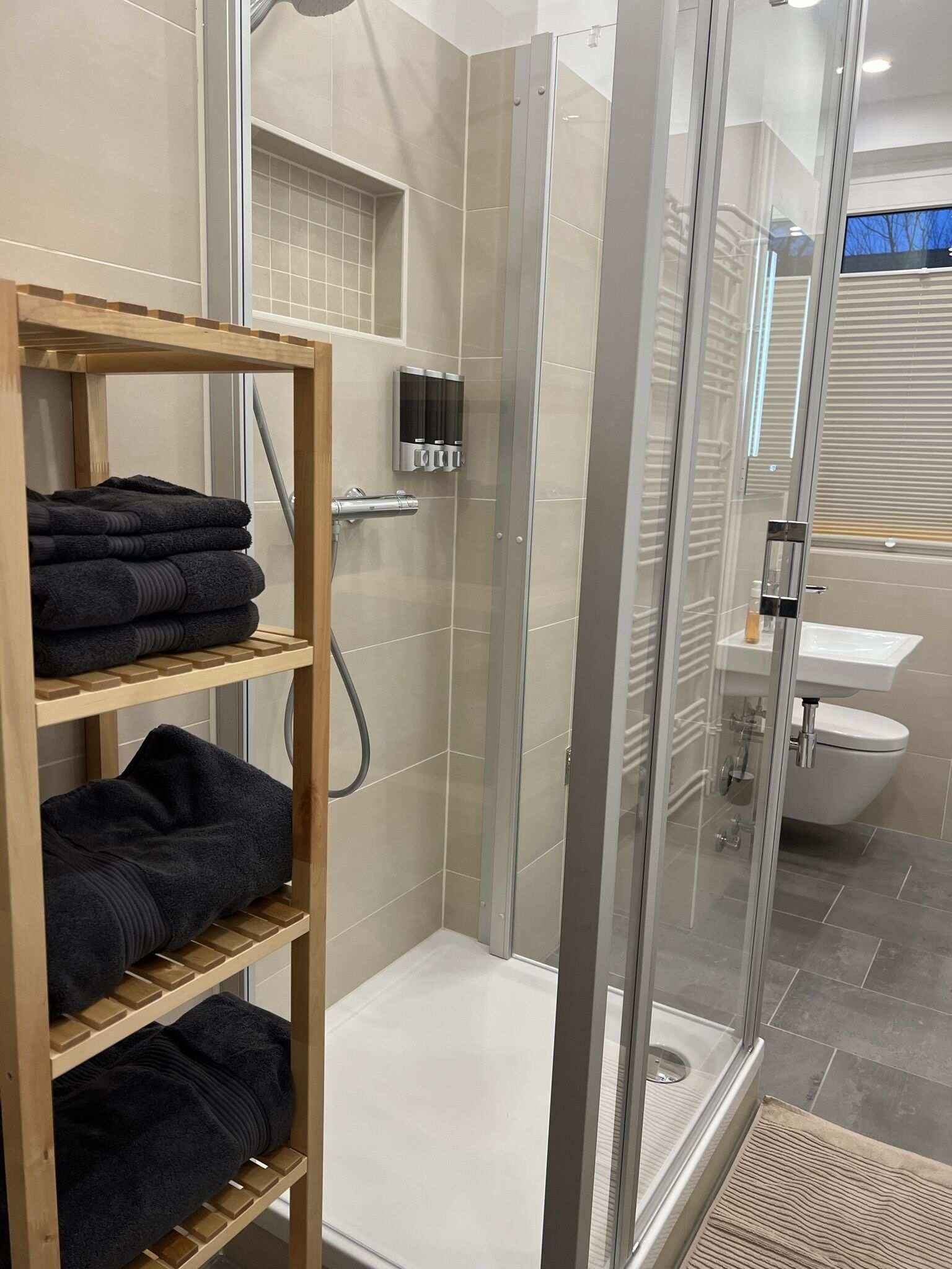 Dusche, Haartrockner, Handtücher, Seife