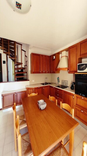 Appartamento, 2 camere da letto, fumatori, patio | Cucina privata