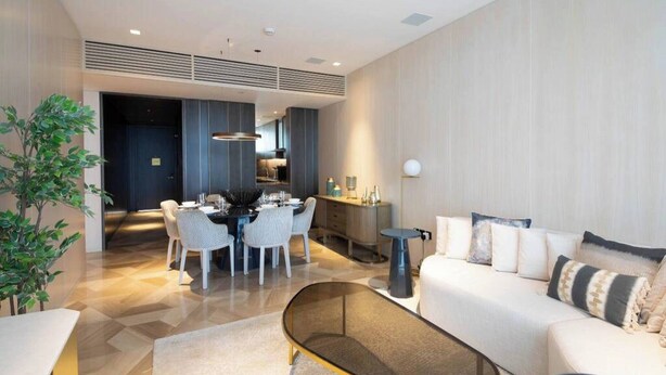 Un salon moderne comprenant un canapé, une table à manger, des chaises et une table basse.