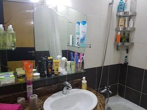Apartment, 2 Bedrooms, Accessible, Smoking | Bathroom