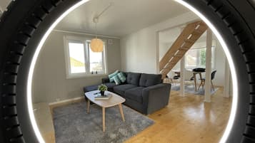 Departamento, 2 habitaciones, balcón, vista a la ciudad | Área de sala de estar