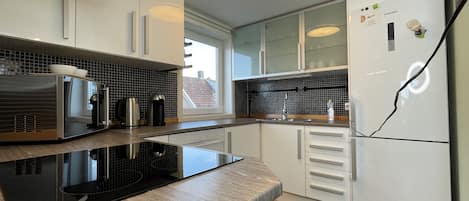 Apartment, 2 Bedrooms, Balcony, City View | Interior