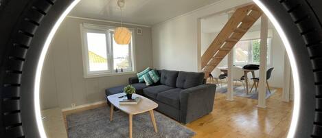 Appartement, 2 chambres, balcon, vue sur la ville | Aire de séjour