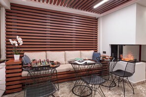 Dining - Room-luxury Triple Room in Istanbul (Istanbul)