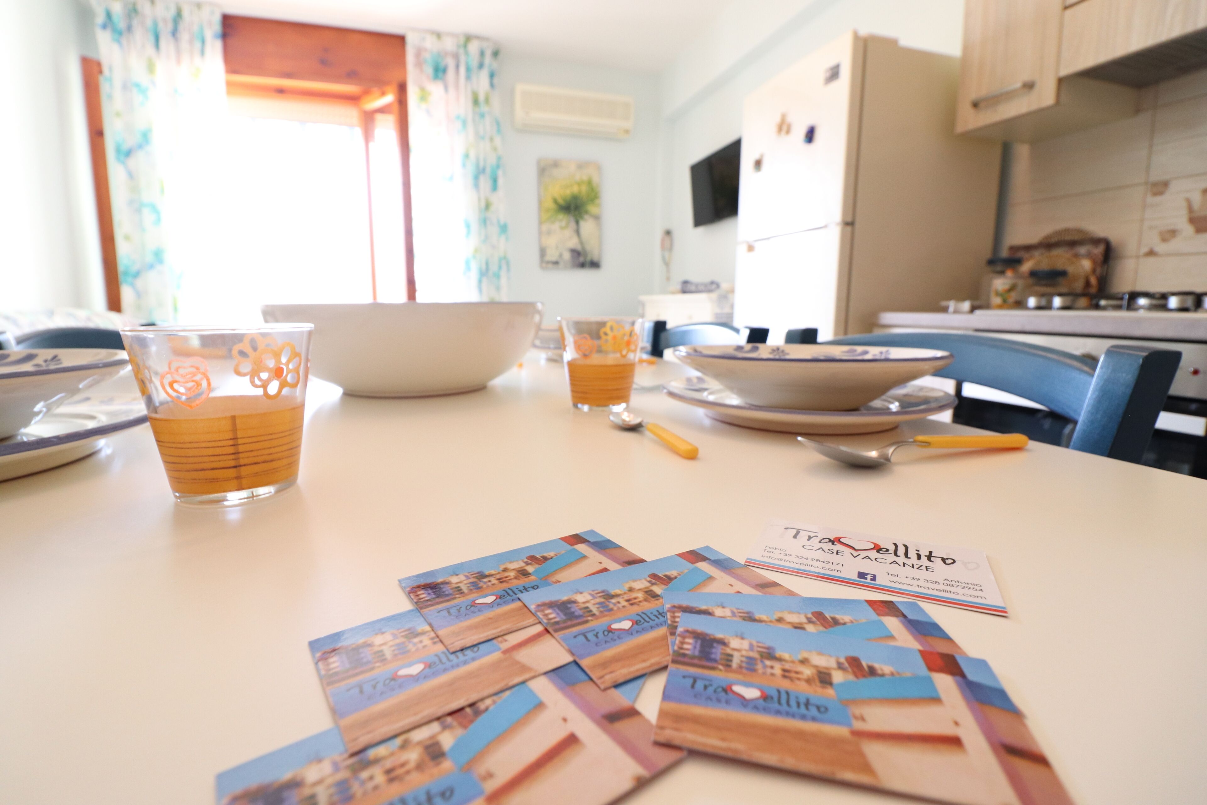 Een eettafel met een schaal, een kopje thee en reisbrochures.