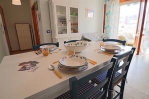 Hus - 2 sovrum - balkong - utsikt mot staden | Restauranger