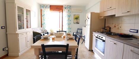 Casa, 2 camere da letto, balcone, vista città | Cucina privata