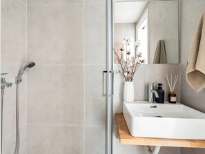 Chambre, vue ville | Salle de bain