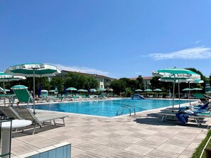Una piscina al aire libre
