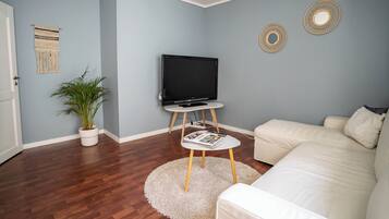 Apartment, 2 Bedrooms, Smoking, City View | Living area