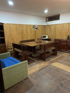 Villa, 3 habitaciones, con acceso para personas discapacitadas, para fumadores | Área de sala de estar | Libros