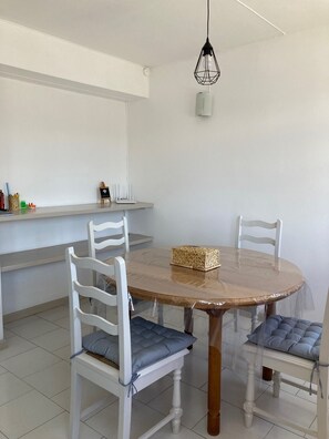อพาร์ทเมน ท์, 2 ห้องนอน, ระเบียง, วิวเมือง | ร้านอาหาร