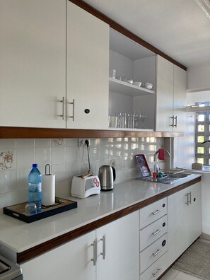 Departamento, 2 habitaciones, balcón, vista a la ciudad | Cocina privada