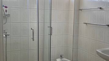 Apartment, 2 Bedrooms, Balcony, City View | Bathroom