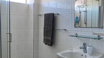 Apartment, 2 Bedrooms, Balcony, City View | Bathroom