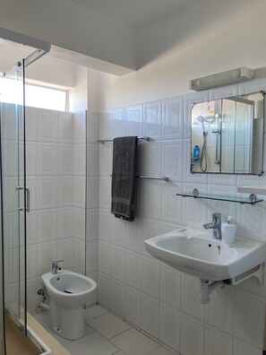 Apartment, 2 Bedrooms, Balcony, City View | Bathroom - La Péninsule - Town Apartment in Curepipe (Curepipe)