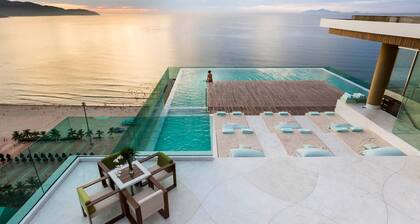 Stunning Beachfront 2bdr Condo Across My Khe Beach