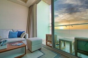 아파트, 침실 2개, 발코니, 시내 전망 | 거실 공간