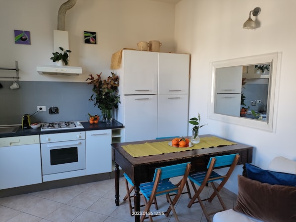 Appartamento, 2 camere da letto, balcone, vista città | Area soggiorno