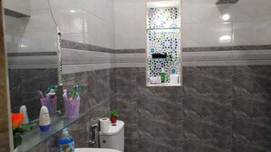 Hus, 2 soverom, tilgjengelighetstilpasset, balkong | Bad
