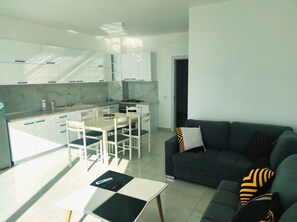 Appartement, 1 chambre, fumeurs, balcon | Coin séjour