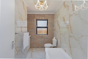 Apartment, 3 Bedrooms, Patio, Garden View | Bathroom