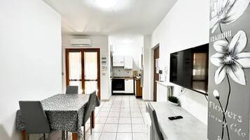 Apartemen, 1 kamar tidur, balkon, pemandangan kota | Ruang keluarga