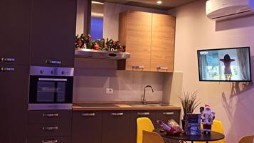House, 1 Bedroom, Balcony, Garden View | Dining