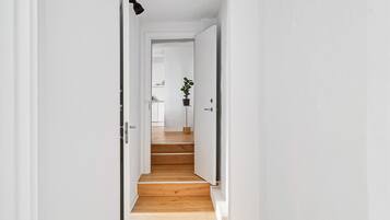 Appartamento, 4 camere da letto, balcone, vista città | Corridoio