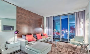 Living area - Full Strip Views - Open Balconies - Free Parking Jacuzzi Tub - High Floor (Las Vegas)