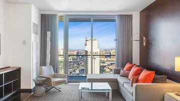 Apartment, 1 Bedroom, Smoking, Hot Tub | Living area