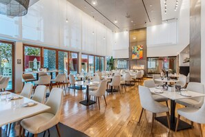 Dining - Full Strip Views - Open Balconies - Free Parking Jacuzzi Tub - High Floor (Las Vegas)