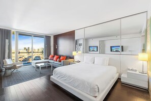 1 bedroom - Full Strip Views - Open Balconies - Free Parking Jacuzzi Tub - High Floor (Las Vegas)