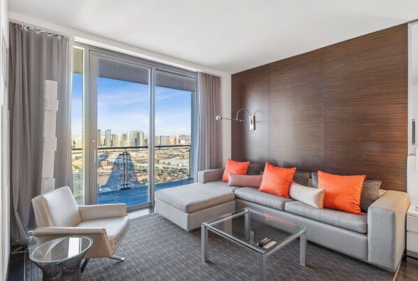Living area - Full Strip Views - Open Balconies - Free Parking Jacuzzi Tub - High Floor (Las Vegas)