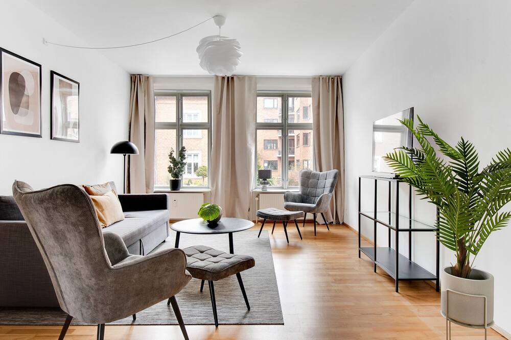 Sanders Constantin - Chic 2-bdr Apt With Balcony