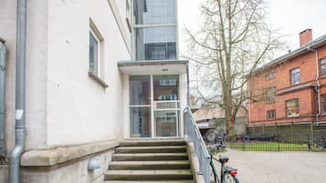 Apartment, 2 Bedrooms, Balcony | Front of property