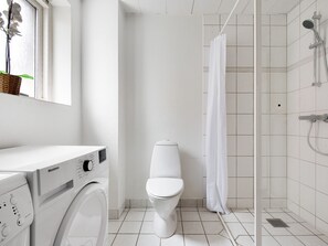 Huoneisto, 2 makuuhuonetta, parveke | Kylpyhuone