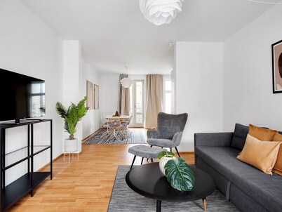 Sanders Constantin - Chic 2-bdr Apt With Balcony