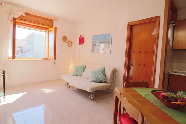 House, 1 Bedroom, City View | Living area