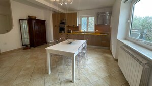Apartment, 2 Bedrooms, Patio, City View | Dining room
