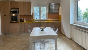 Apartment, 2 Bedrooms, Patio, City View | Interior