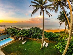 Huvila, 3 makuuhuonetta, yksityinen uima-allas, näköala puutarhaan | Ulkopuoli