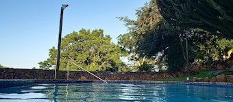 Crest Farm - Self-catering 2-bedroom, Wi-fi, Views, Swiming Pool