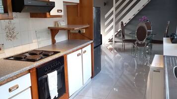 House, 2 Bedrooms, Garden View | Private kitchen