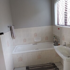 House, 2 Bedrooms, Garden View | Bathroom - Crest Farm - Self-catering 2-bedroom, Wi-fi, Views, Swiming Pool (Waterfall)