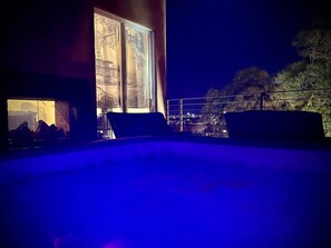 Outdoor spa tub - "king Bed Little Tokyo Exotic Historic Spruce Park" (Albuquerque)