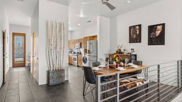 House, 2 Bedrooms, Balcony, Garden View | Tempat makan