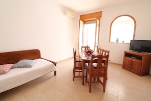 House, 2 Bedrooms, Balcony, City View | Dining - Michelle's House in Otranto (Otranto)