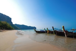 A beach with boats and a mountainous backdrop. - B201 - 1 Bedroom Condo With Sea View, Ao Nang Beach (Krabi)