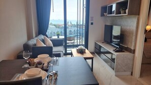 Apartment, 1 Bedroom, Accessible, Balcony | Living room